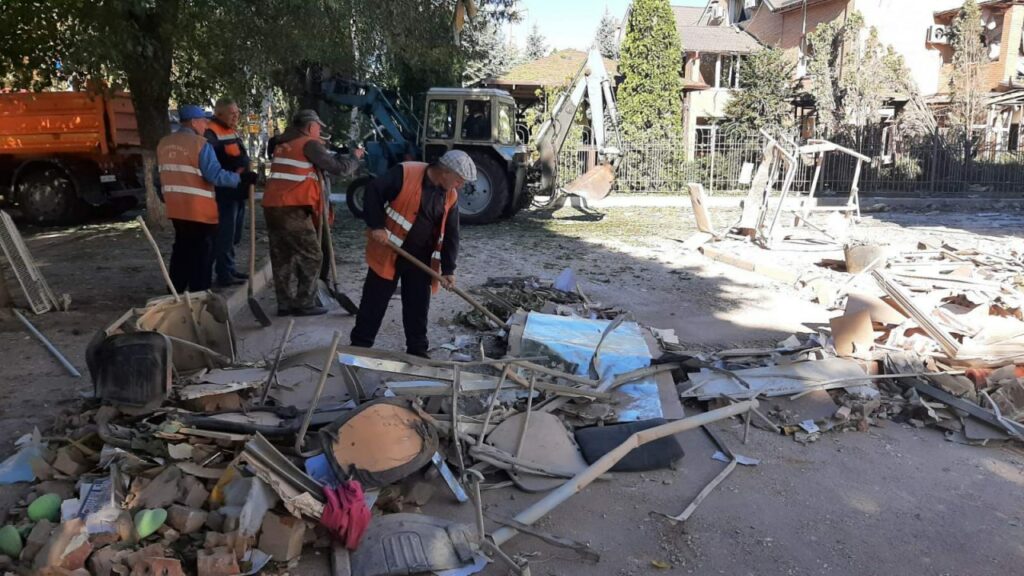 На Нових Будинках розбирають завали на місці вчорашнього “прильоту” (фото)