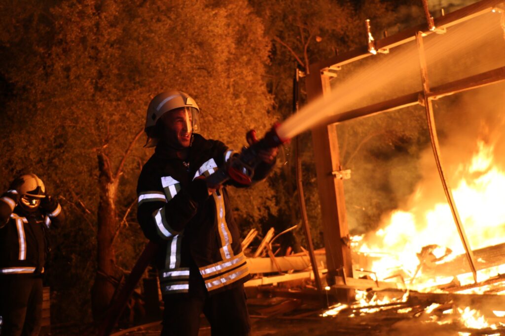 Харьковские спасатели показали, как тушили пожар в «Дубровском» (видео)