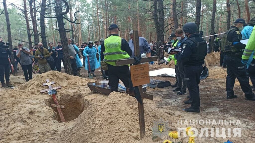 Масове поховання під Ізюмом: у поліції розповіли подробиці ексгумації