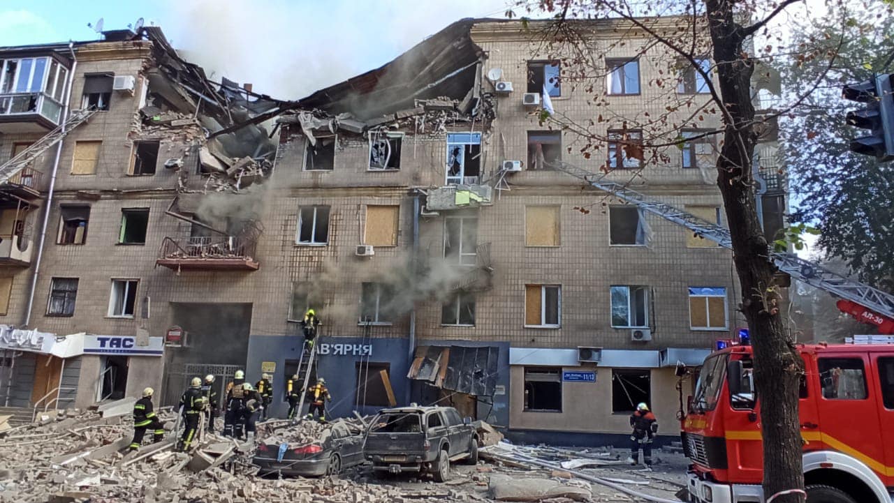 Окупанти зруйнували житлову багатоповерхівку у центрі Харкова