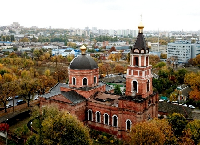 Переждали обстрел и обвенчали влюбленных: в Харькове ударом РФ поврежден храм