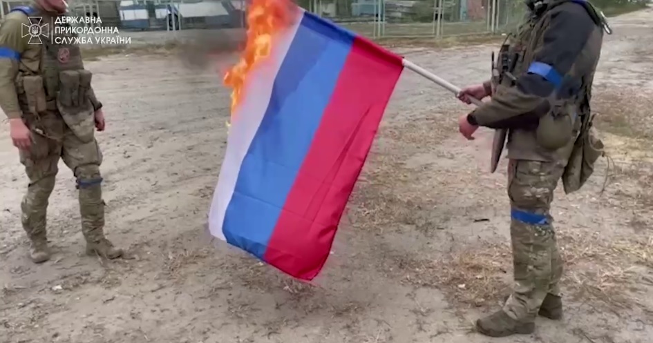 Освобожденный Волчанск очищают от российских флагов (видео)