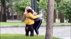 Прогулка по Харькову и объятия: шимпанзе в желтой курточке вернули в зоопарк