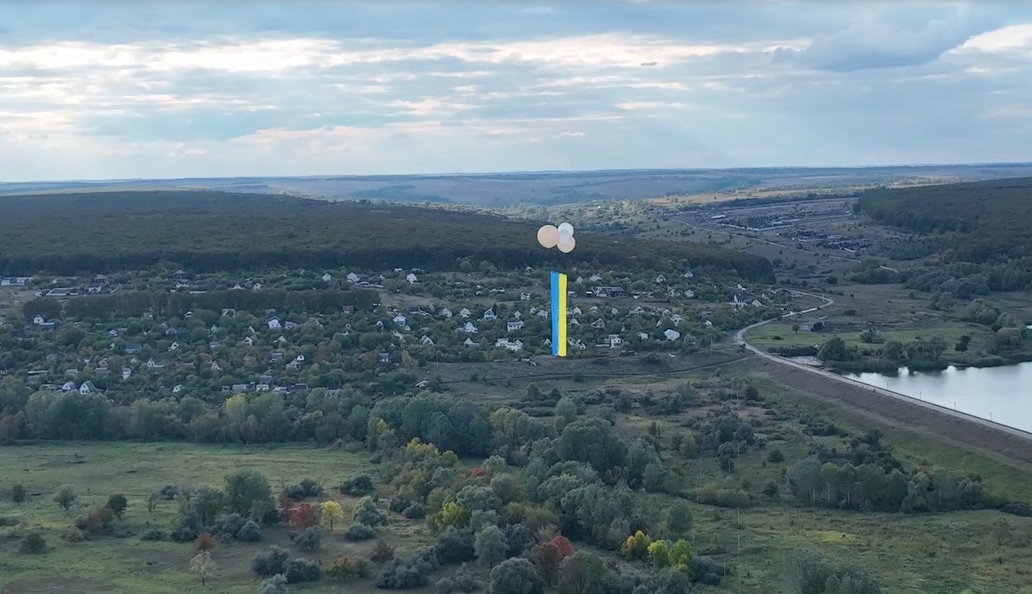 На Харьковщине запустили в небо флаг Украины — мощное видео от теробороновцев