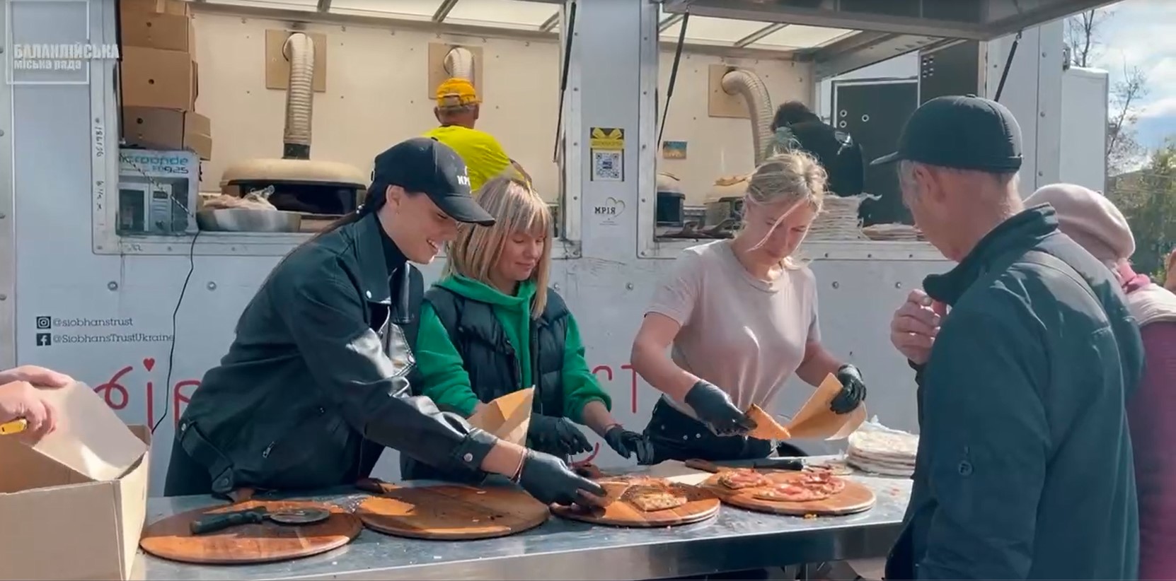 Жителей освобожденной Балаклеи британцы угостили итальянской пиццей (видео)