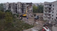 В Ізюмі почали розбирати завали будинків: під ними можуть бути тіла (відео)
