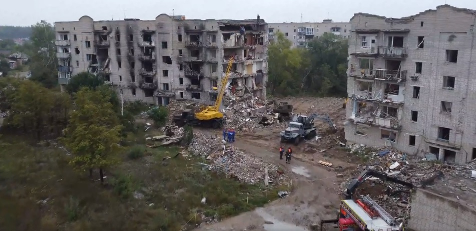 В Ізюмі почали розбирати завали будинків: під ними можуть бути тіла (відео)