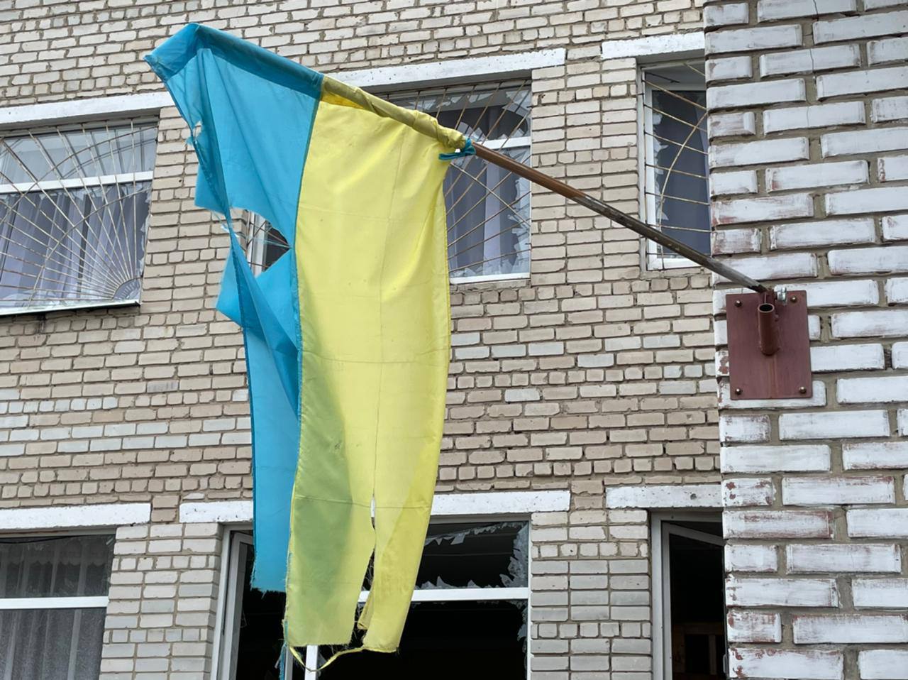 Флаг Украины на здании школы в Печенегах после обстрела 1 сентября