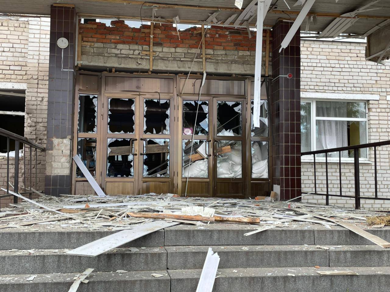 Школьное крыльцо в Печенегах после обстрела 1 сентября