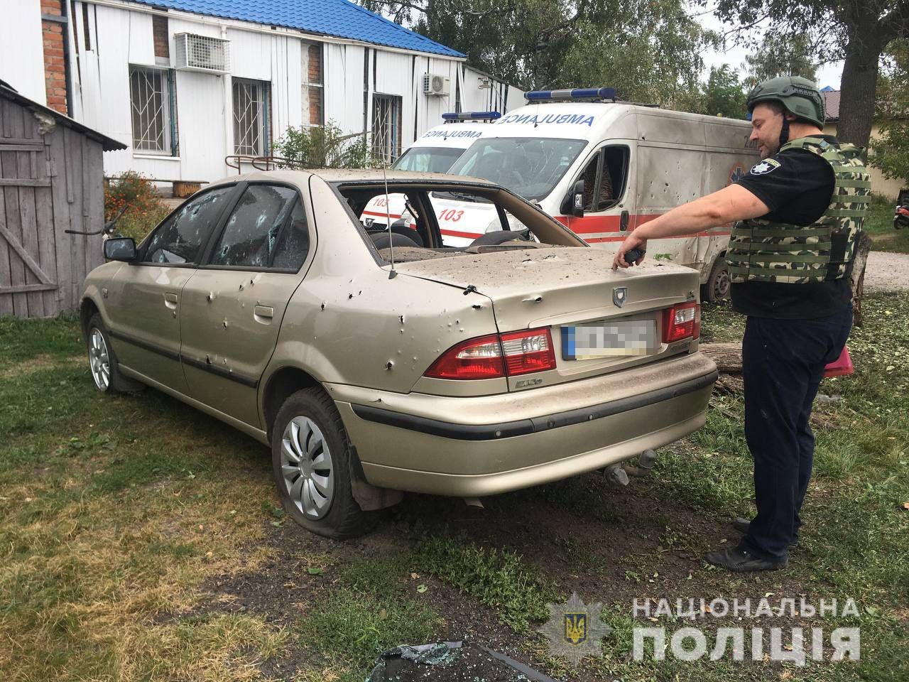 Разбитая обстрелом машина на Харьковщине