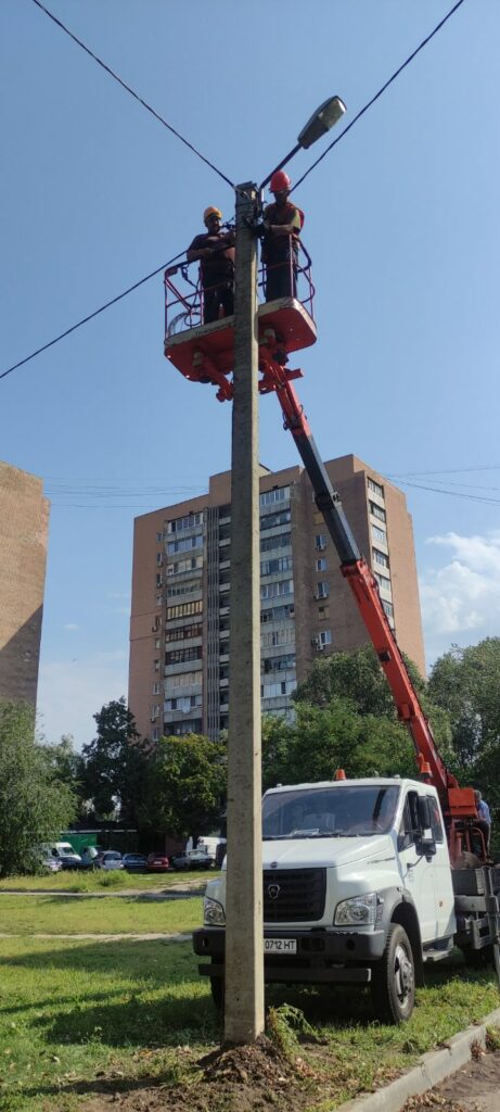 В Харькове восстановили освещение на улицах и площадях, попавших под обстрелы (фото)