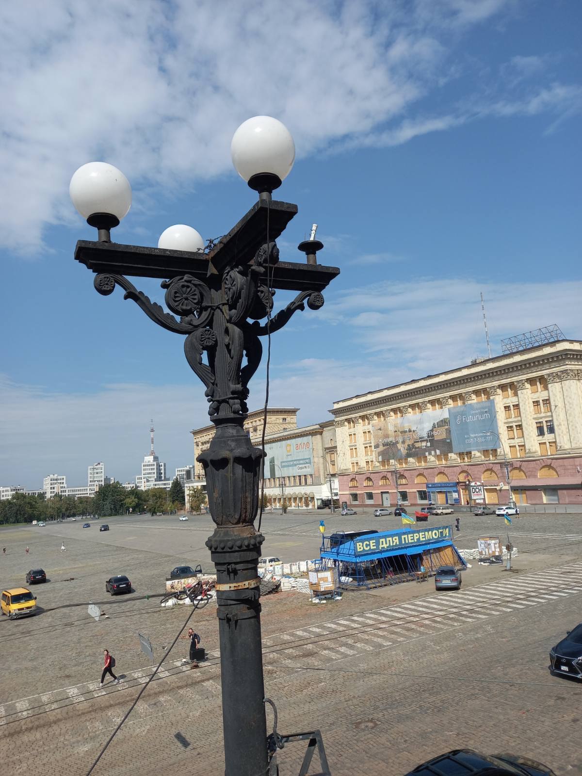 Фонарь на площади Свободы в Харькове после обстрела ХОВА