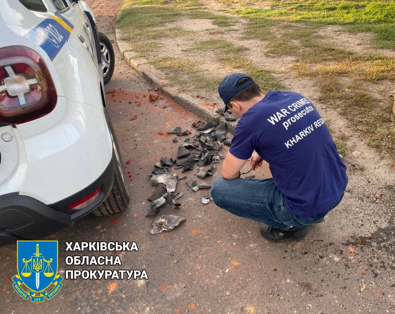 Следователь собирает осколки на месте обстрела в Харькове 3 сентября