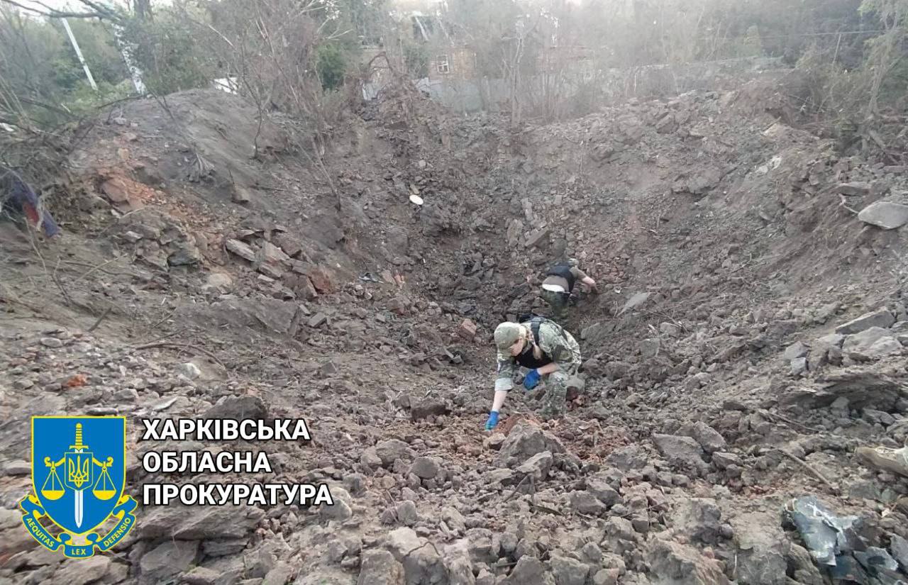 Воронка на месте ночного обстрела Харькова 3 сентября