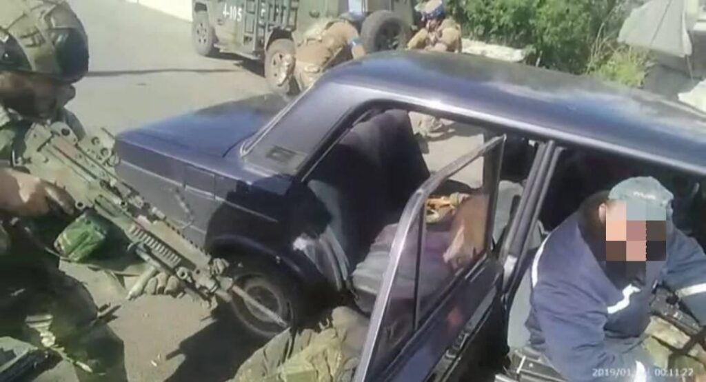 Бойовики “ЛНР” на Харківщині намагалися втекти на цивільному авто