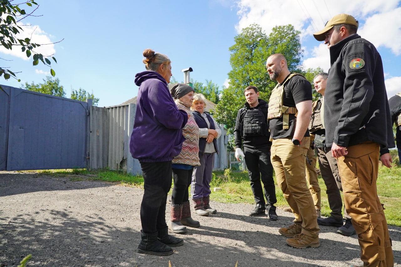 Синегубов общается с жителями освобожденного села на Харьковщине