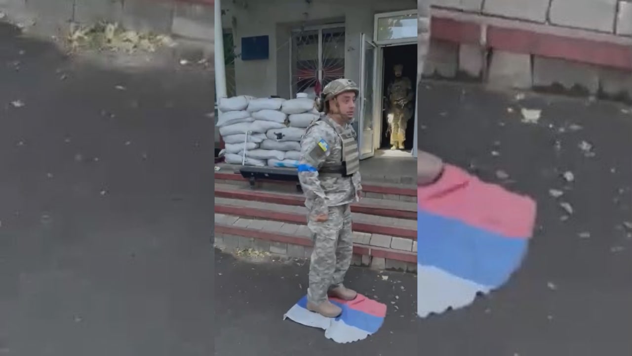 На Харківщині тероборонівці використали прапор РФ за призначенням (відео 18+)