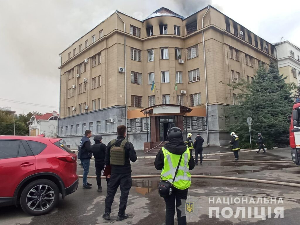 Рукописи не горять – голова поліції Харківщини біля обстріляної адмінбудівлі