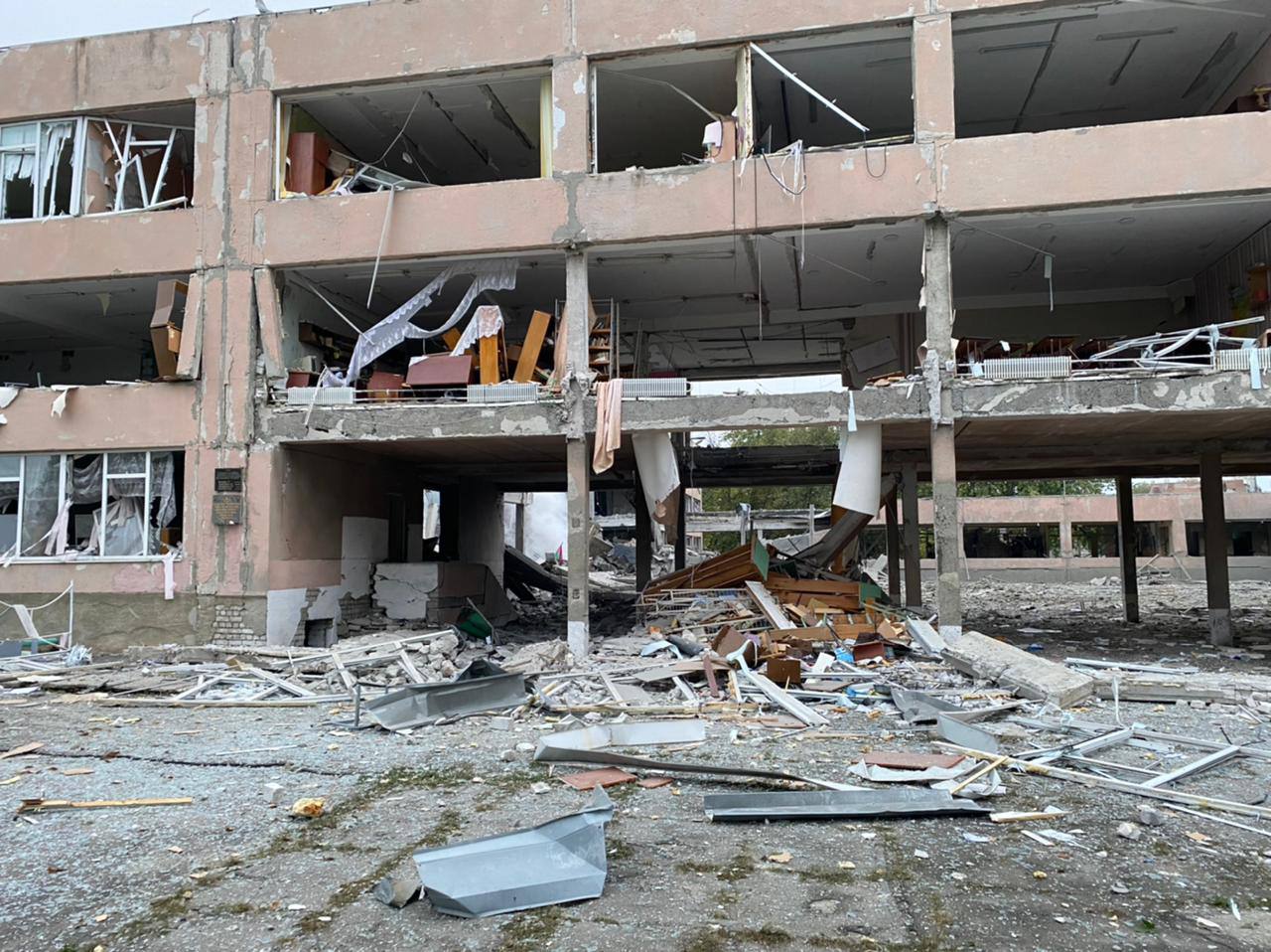 В Лозовой под обстрел попала школа - последствия 13 сентября