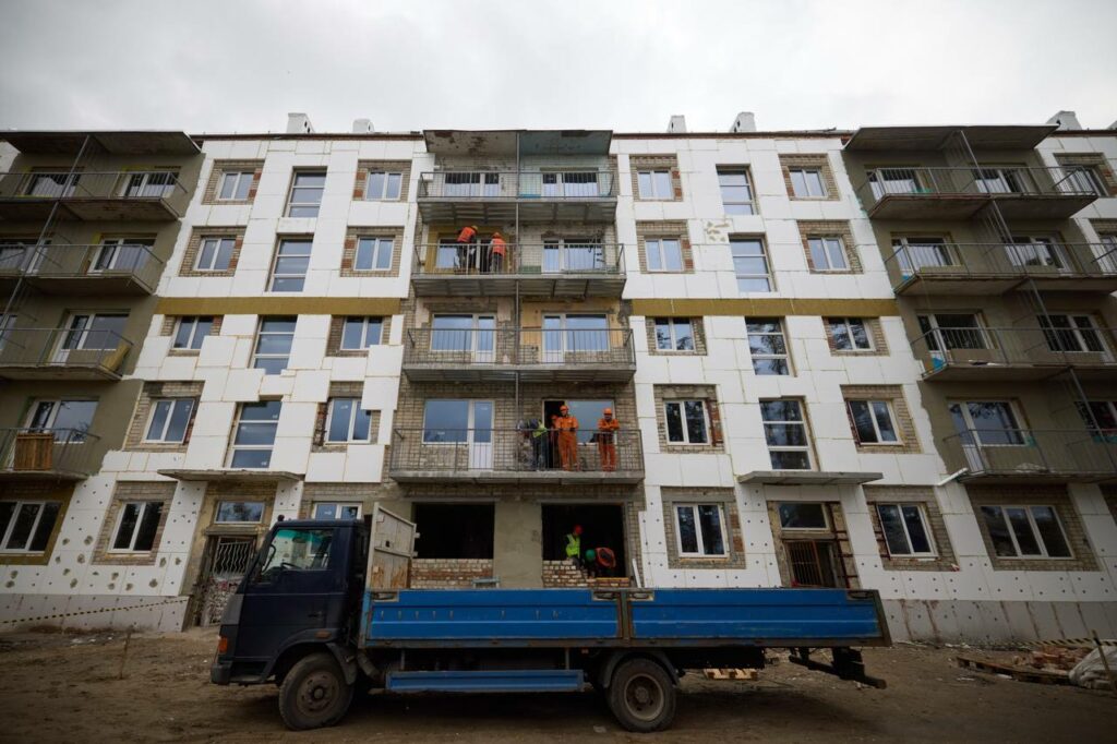 Зеленський у Харкові подивився на відновлення будинку після авіаудару (фото)
