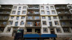 Зеленський у Харкові подивився на відновлення будинку після авіаудару (фото)