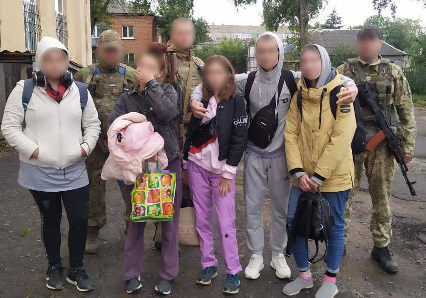 Прикордонники врятували з підвалу в Куп’янську п’ятеро підлітків