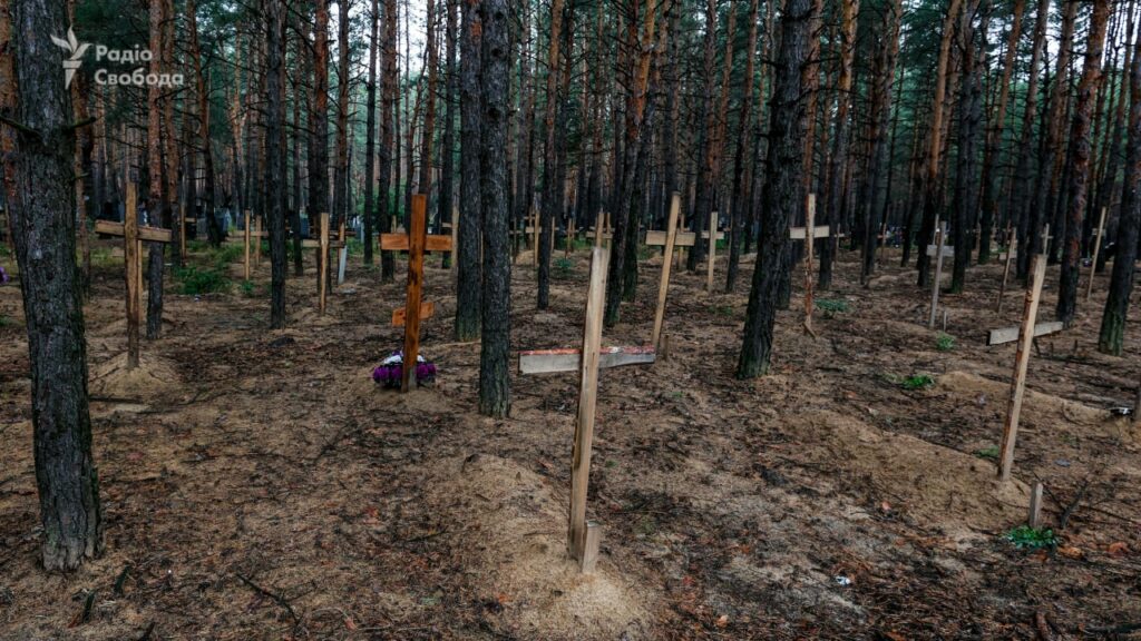 Захоронения в Изюме подтверждают, что зверства в Буче не были единичными — ISW