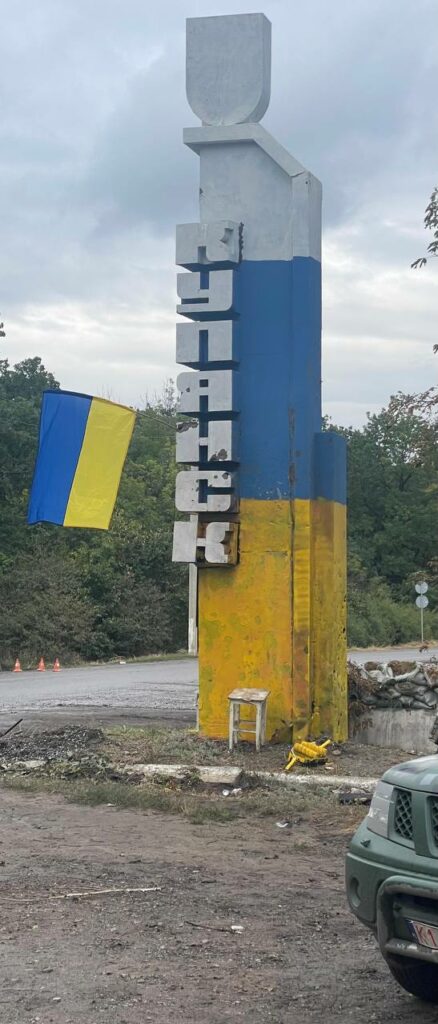 Полонені окупанти перефарбували стелу “Куп’янськ” у синьо-жовтий (відео)