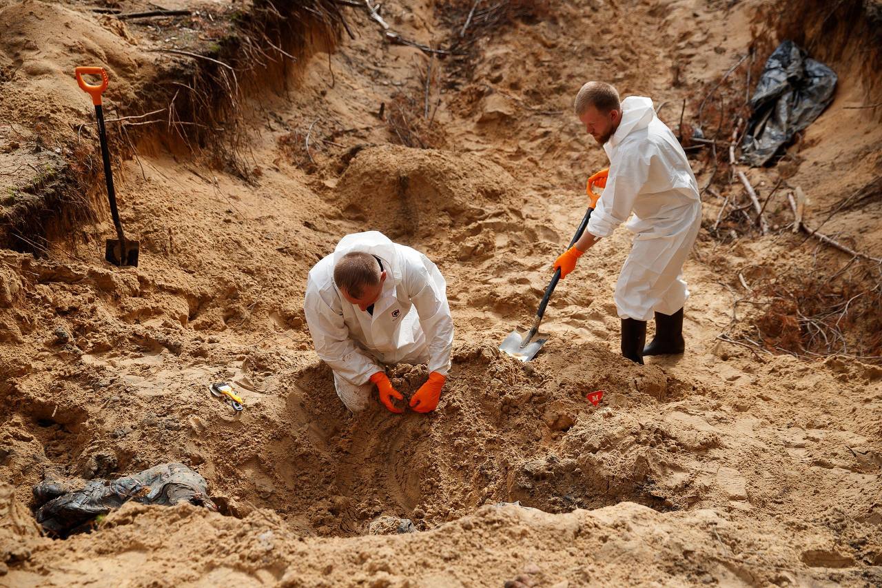 Масове поховання біля Ізюма: вже ексгумовано 59 тіл