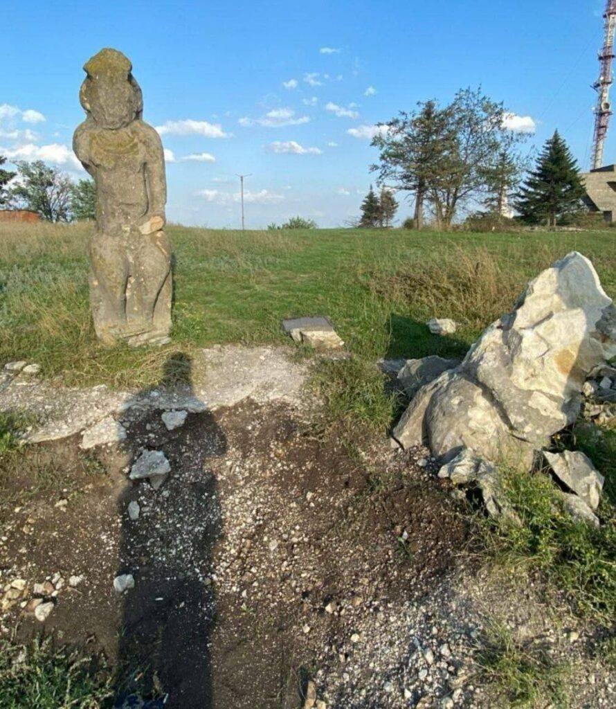 Российские оккупанты уничтожили тысячелетних половецких баб в Изюме (фото)