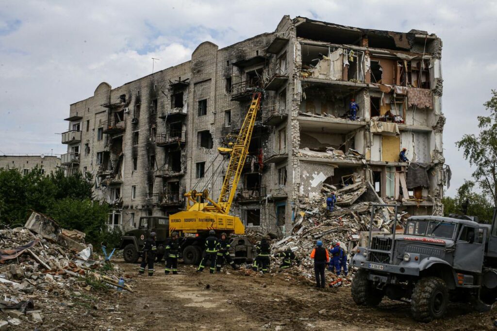 В Изюме разбирают руины школы, лицея и Приборостроительного завода