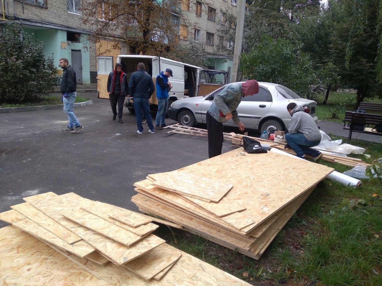 У Харкові забивають вікна, що вилетіли 21 вересня