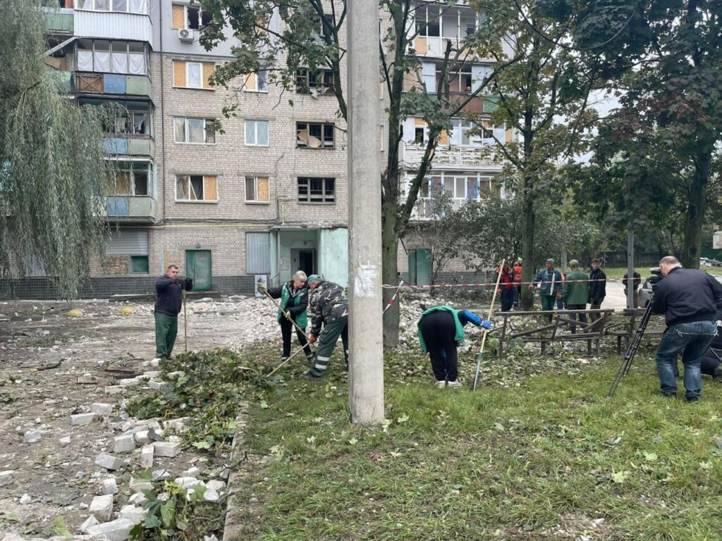 На місцях нічних “прильотів” у Харкові прибирають завали та забивають вікна