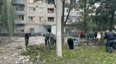 На місцях нічних “прильотів” у Харкові прибирають завали та забивають вікна