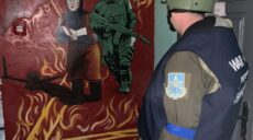 Бабушку, встречавшую армию РФ с красным флагом, нарисовали в пыточной Купянска