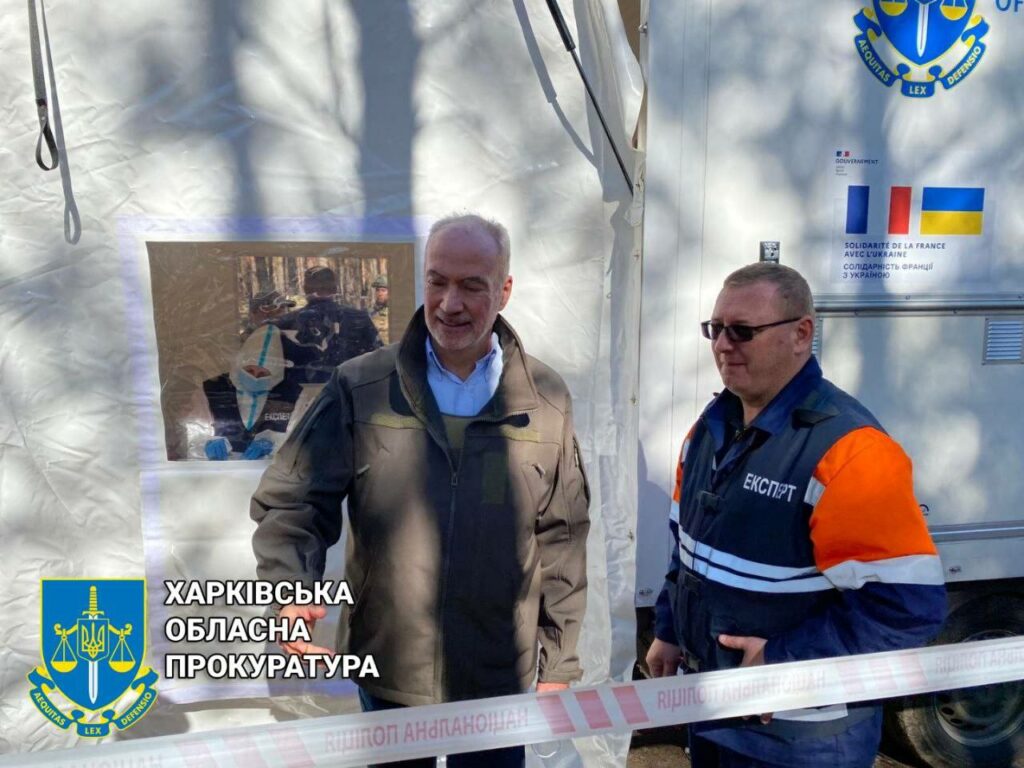 Посол Франції в Україні відвідав масове поховання під Ізюмом (фото)