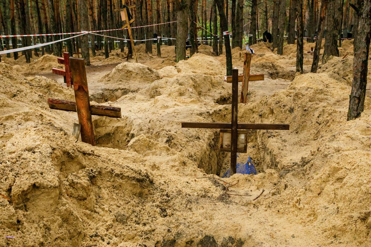Ще два масові поховання знайшли в Ізюмі – Зеленський