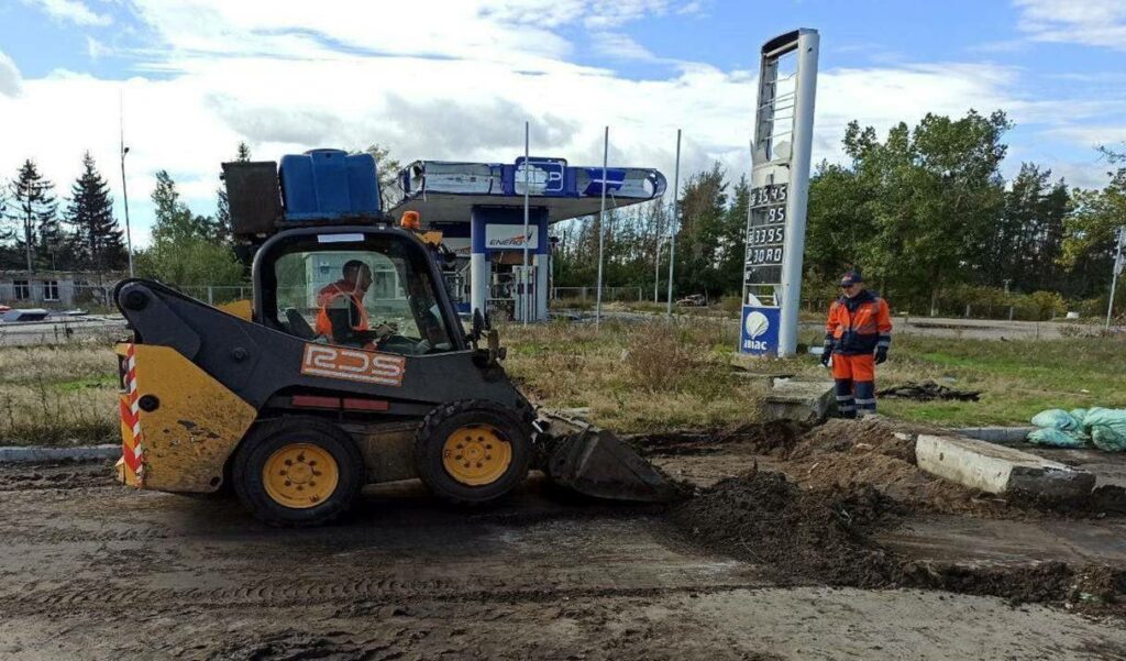 Специалисты расчищают дорогу из Харькова на Старый Салтов (фото)