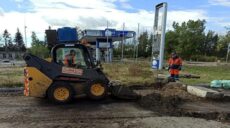 Спеціалісти розчищають дорогу із Харкова на Старий Салтів (фото)
