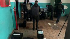 Застінки у Вовчанську: в одній камері утримували до 40 осіб (фото, відео)