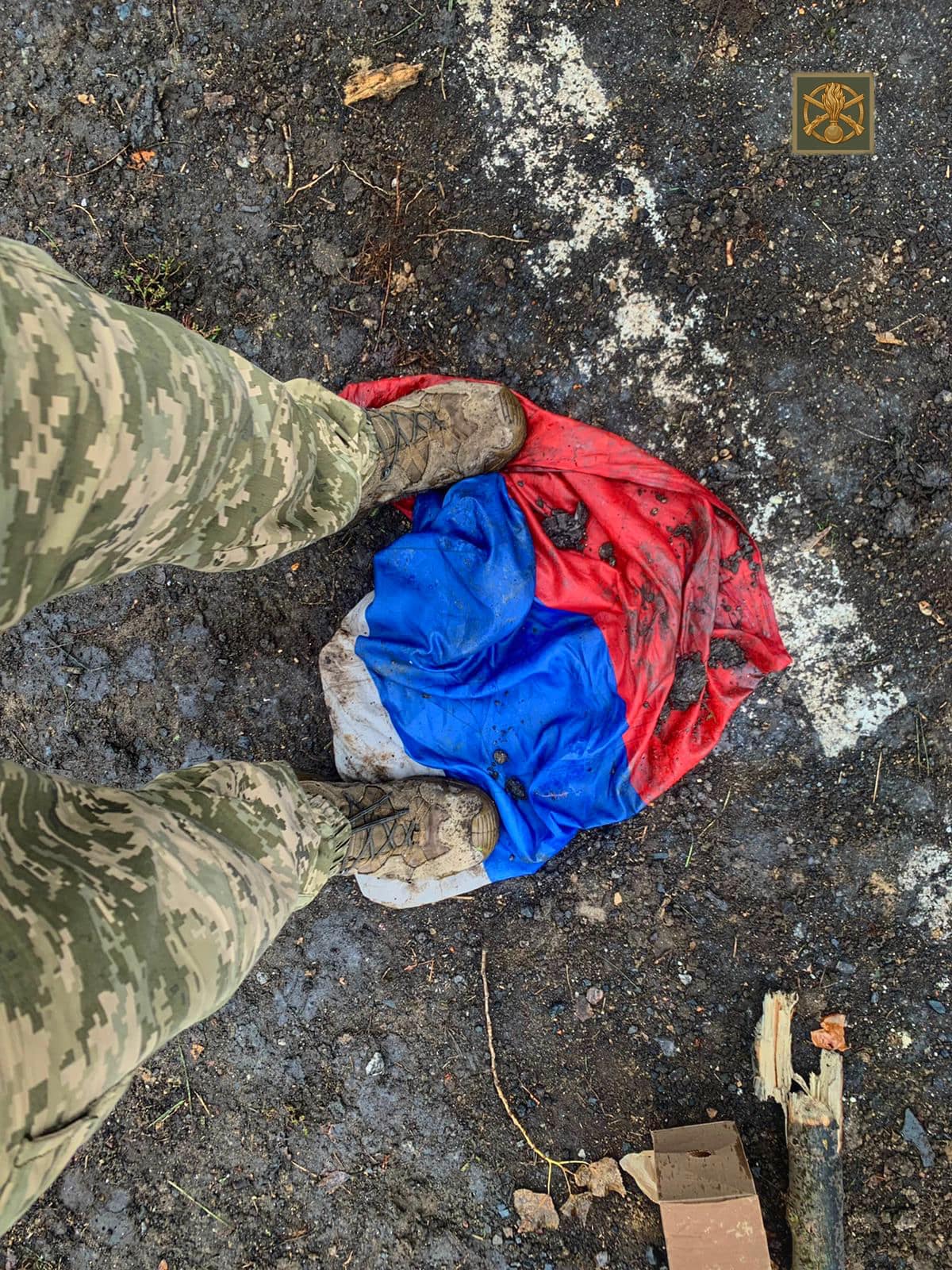 Воин ВСУ вытирает ноги о флаг РФ