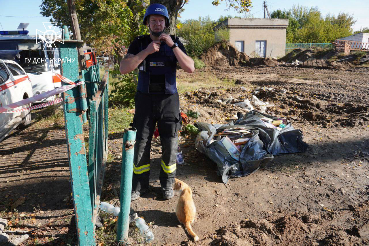 Спасатель и рыжий кот на деоккупированной Харьковщине