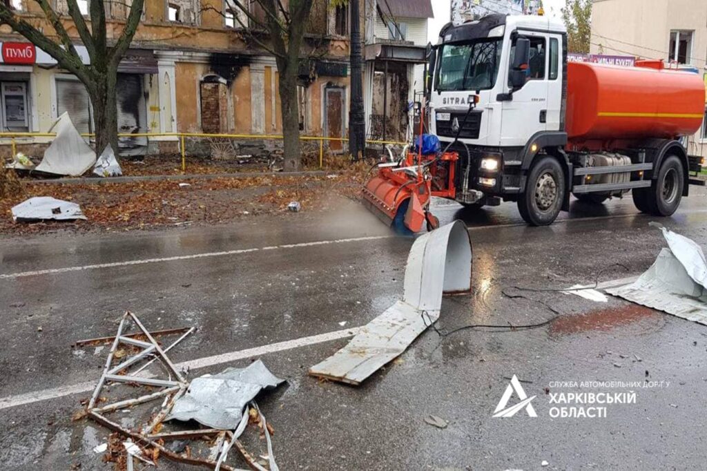 Улицы Купянска начали расчищать от последствий боев (фото)