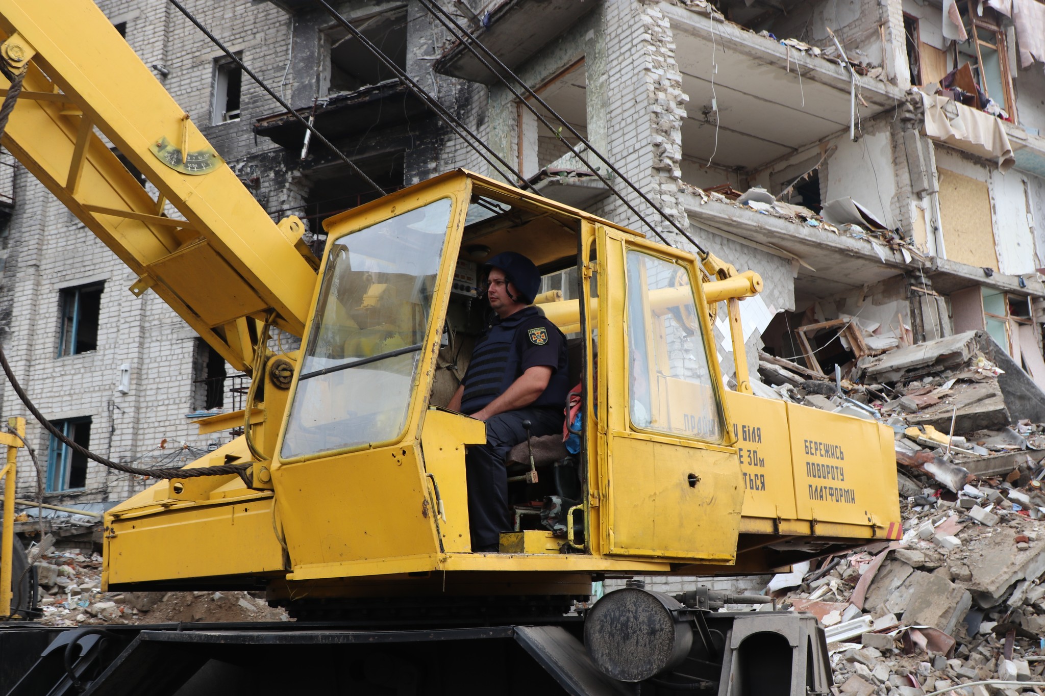 На Харьковщине разбирают завалы  рухнувших домов