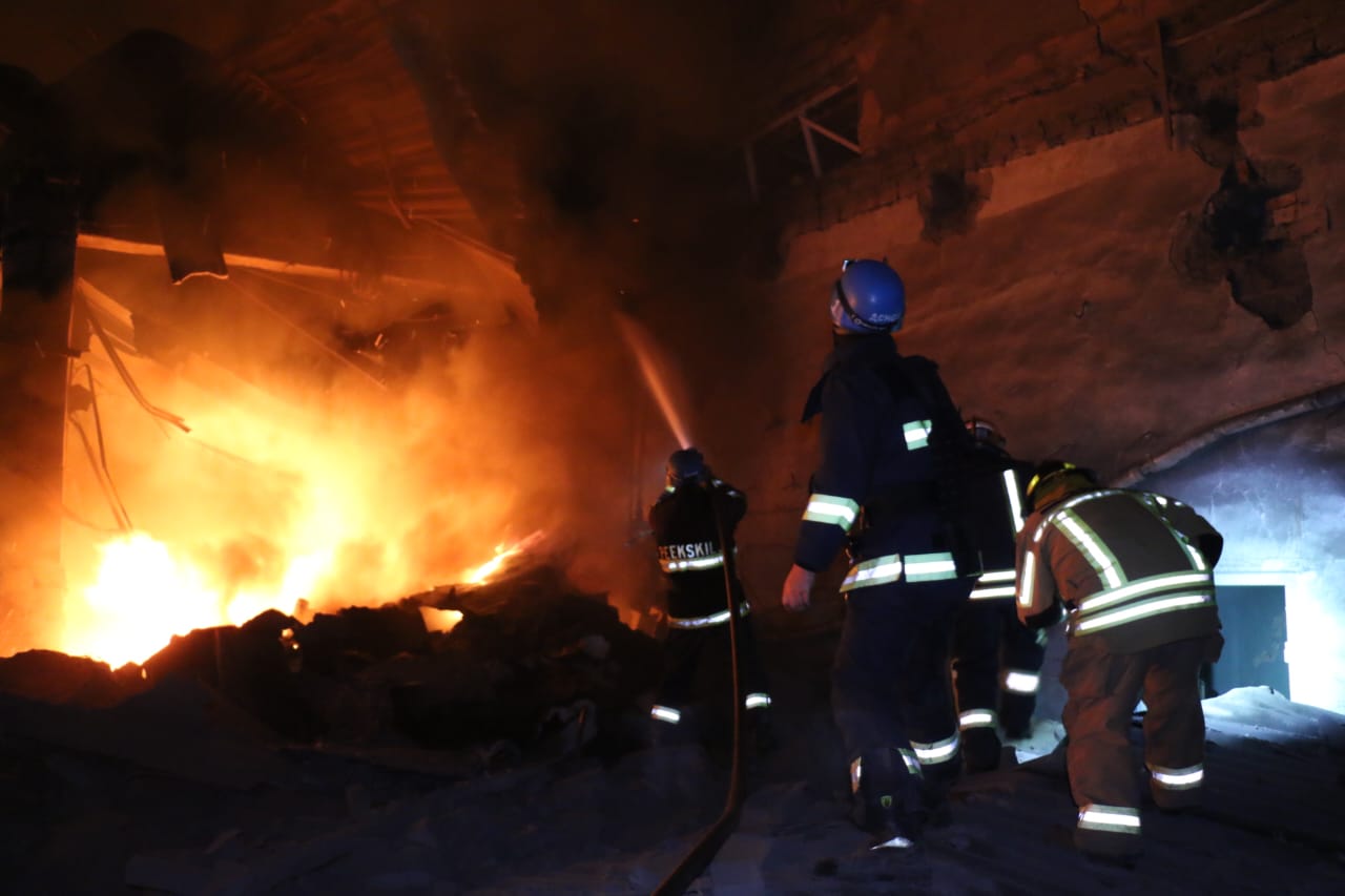 Пожар после ракетного обстрела в Харькове 4 октября
