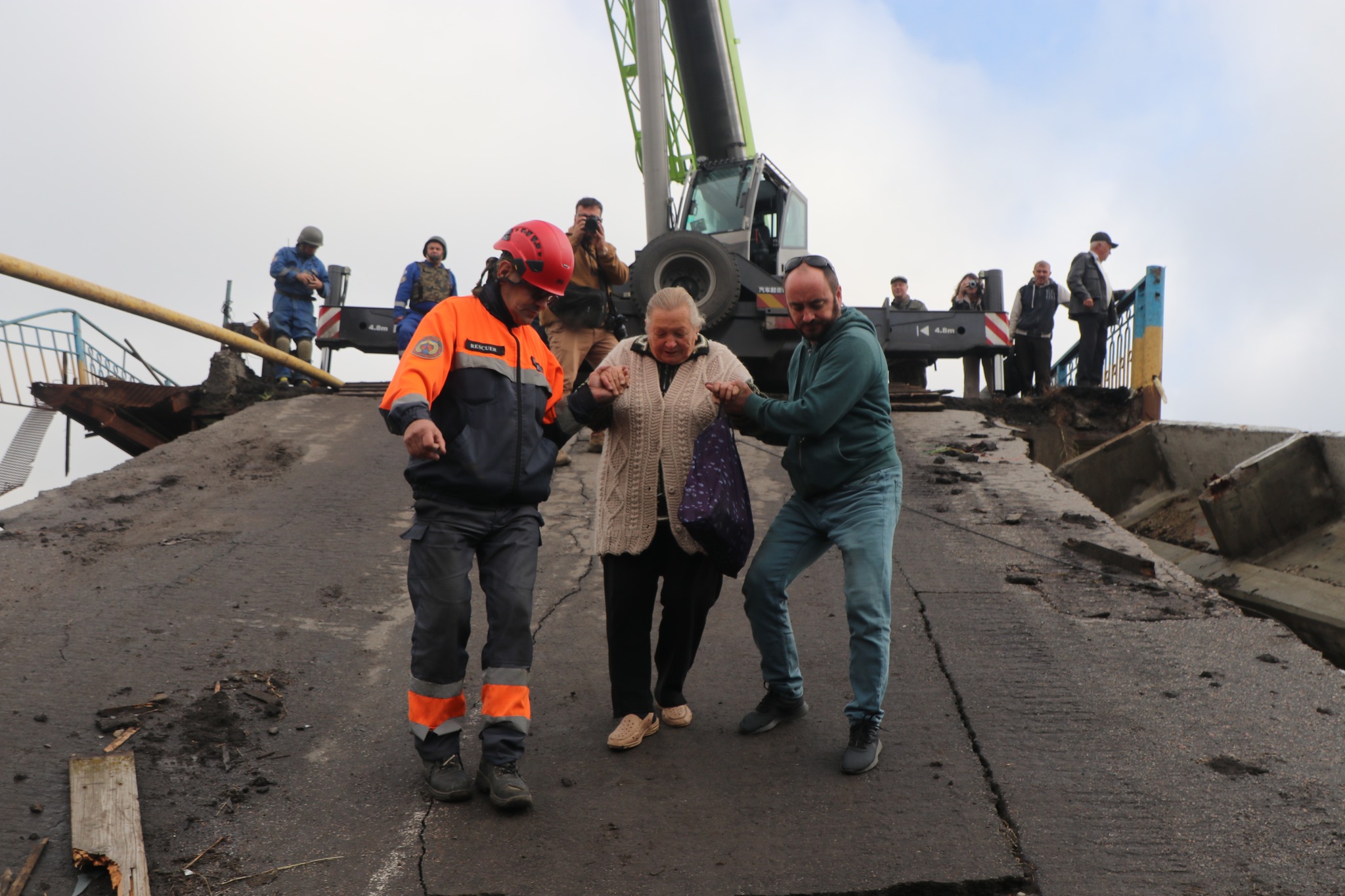 Спасатели переводят женщину через рухнувший мост на Харьковщине - фото ГСЧС
