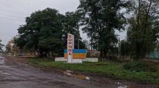 Стеле в освобожденной Боровой вернули цвета флага Украины