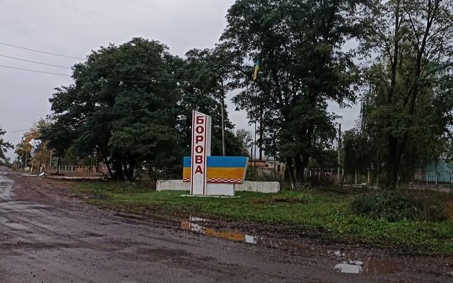Стеле в освобожденной Боровой вернули цвета флага Украины