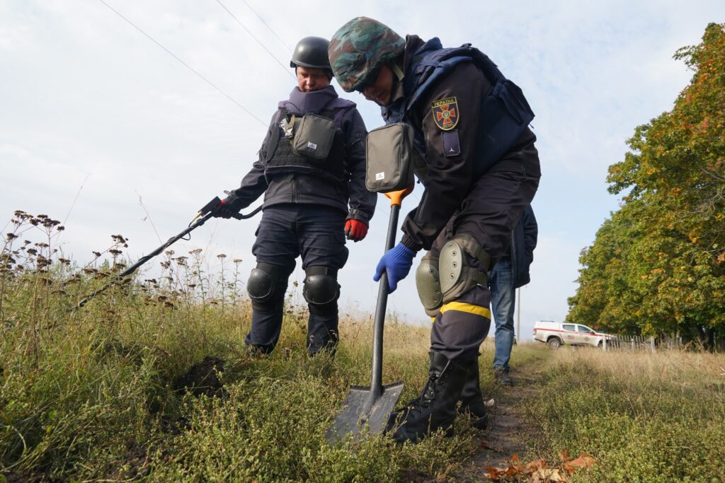 Десятки мін на кожні півкілометра газопроводу: на Харківщині працюють сапери