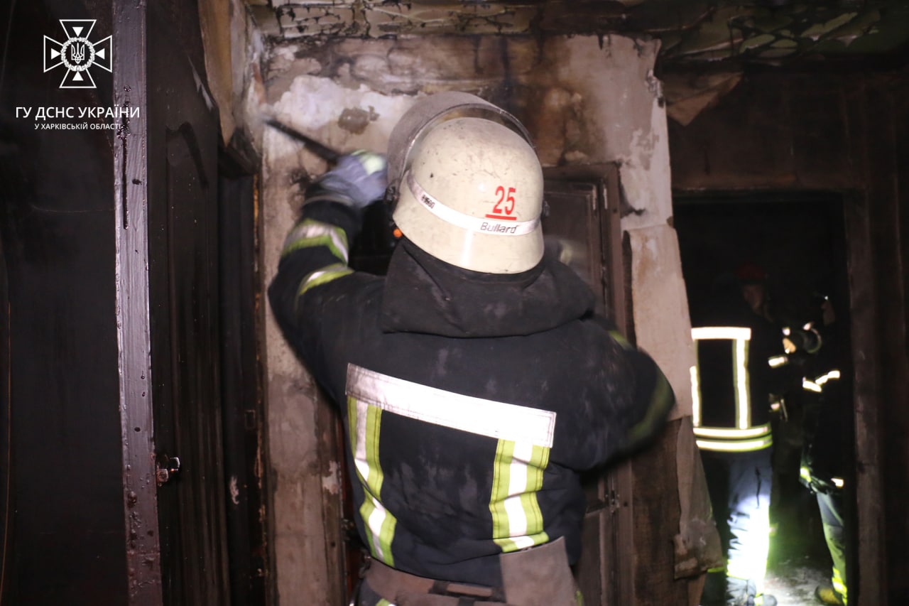 Рятувальники на місці пожежі у Харківському районі